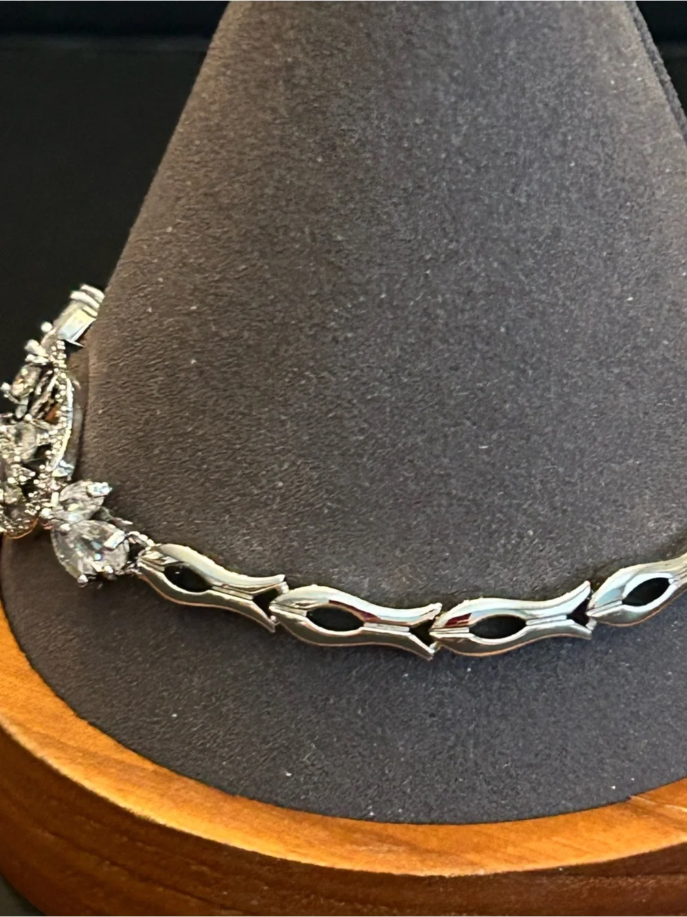 Silver-tone Floral Crystal Link Bracelet 7” With a 1” Extender Brand New